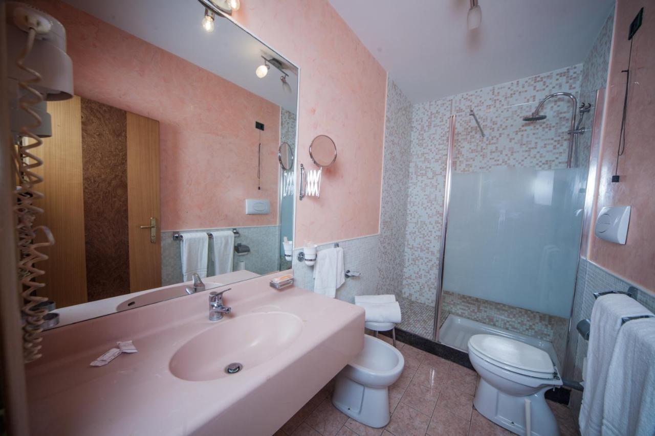 Hotel Cesare 14 เนเปิลส์ ภายนอก รูปภาพ