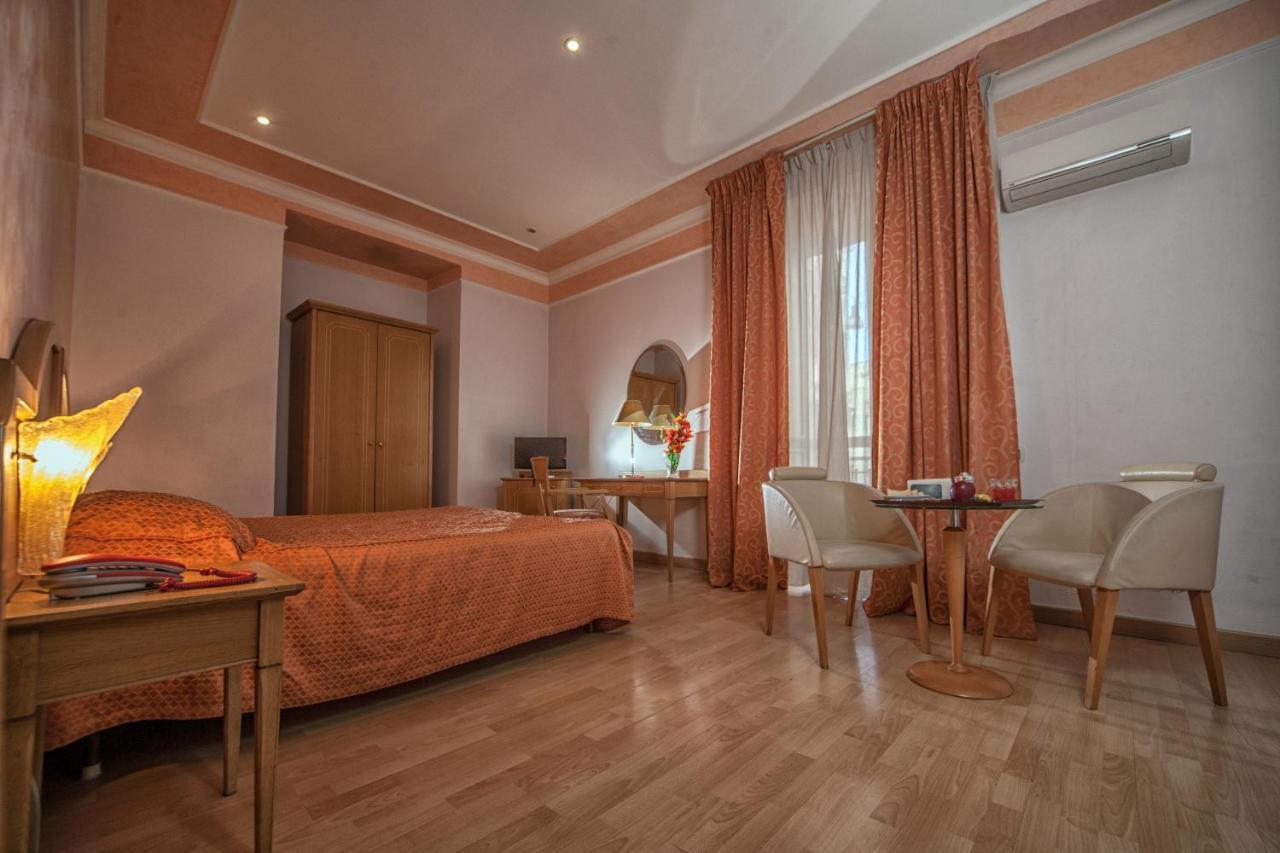 Hotel Cesare 14 เนเปิลส์ ภายนอก รูปภาพ