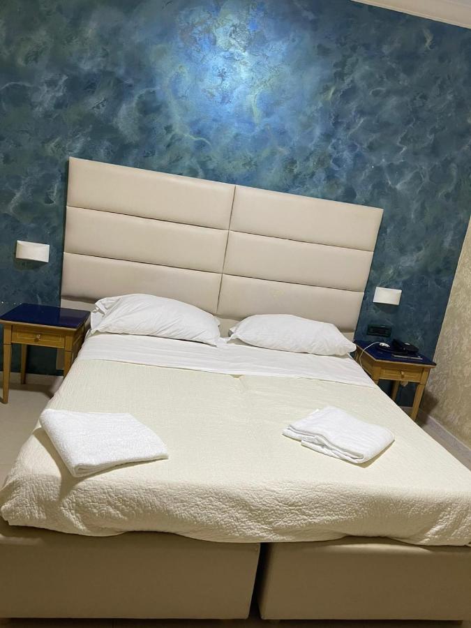 Hotel Cesare 14 เนเปิลส์ ภายนอก รูปภาพ